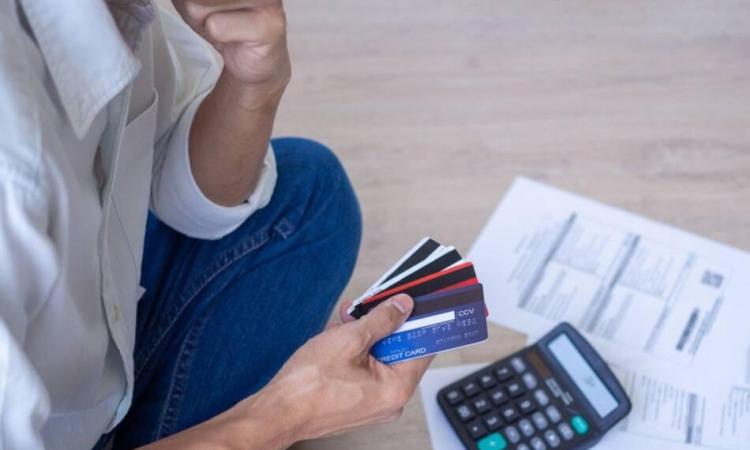 Crece la preocupación por el uso de tarjetas: aumentan las familias que financian gastos básicos