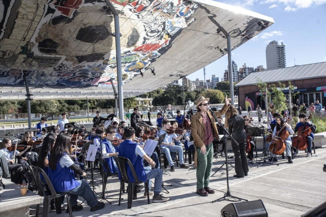 Rosario se hace canción: la Orquesta de Barrio Ludueña emocionó junto a Coti Sorokin en el Día de la Bandera