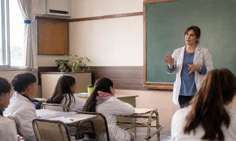 Asistencia Perfecta: Santa Fe pagará casi $9.800 millones a más de 68 mil trabajadores de la educación