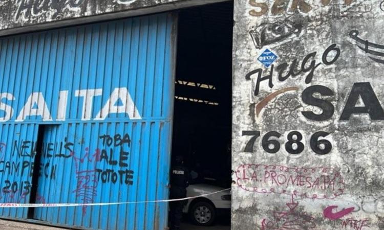 Tragedia laboral en Rosario: un colectivo cayó mientras era reparado y murió un trabajador