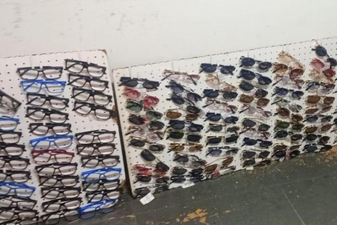 Nuevo operativo en el microcentro: secuestraron 170 anteojos que se vendían en la vía pública