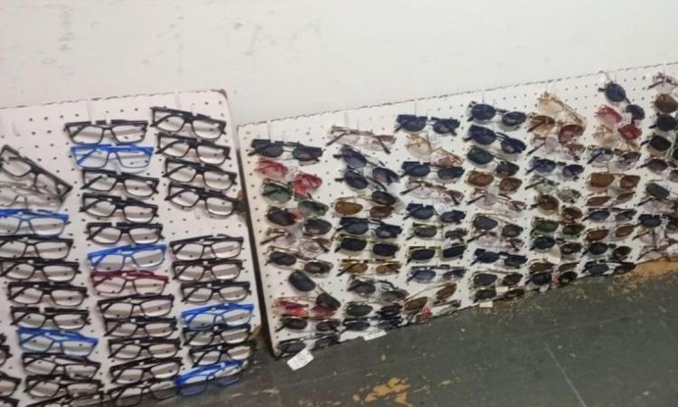 Nuevo operativo en el microcentro: secuestraron 170 anteojos que se vendían en la vía pública