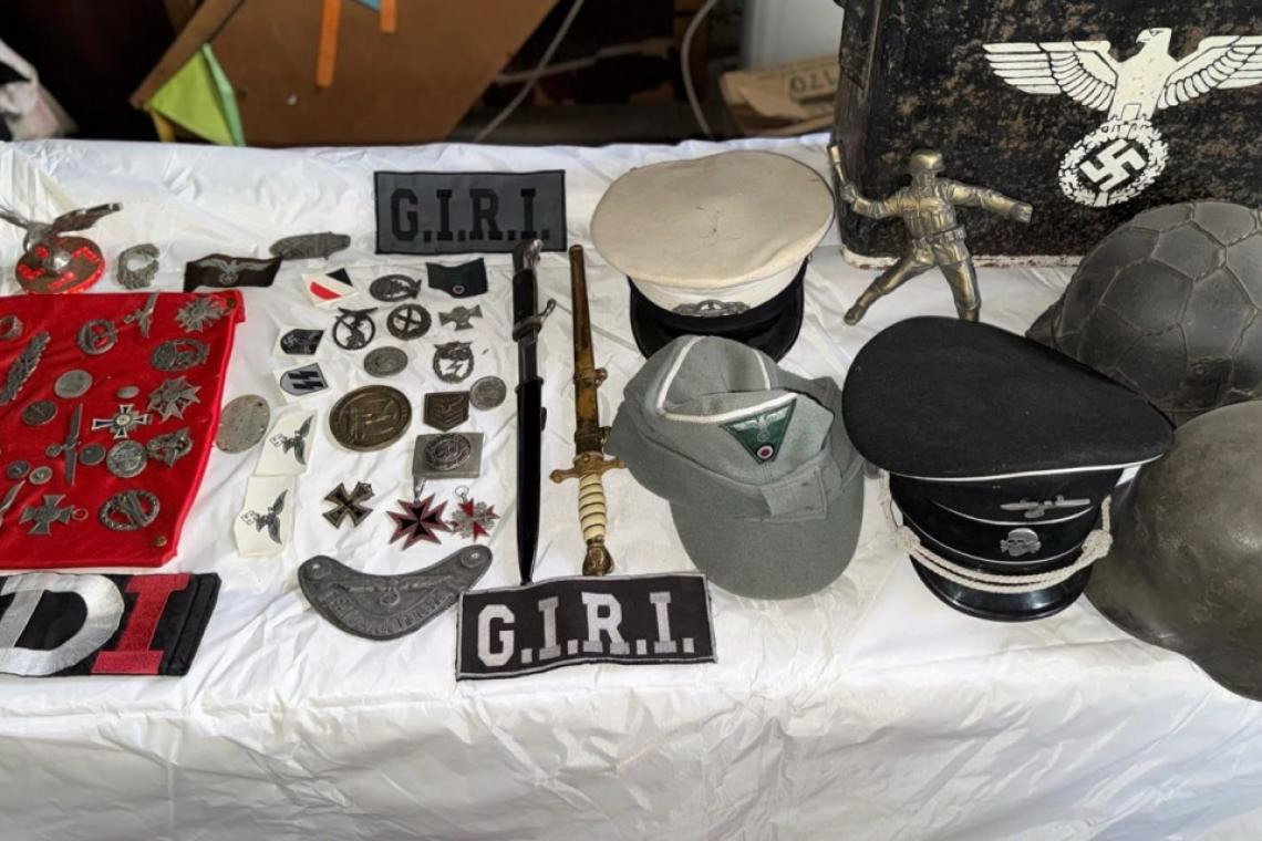 Allanamientos en Rosario: encontraron un arsenal y objetos con simbología nazi