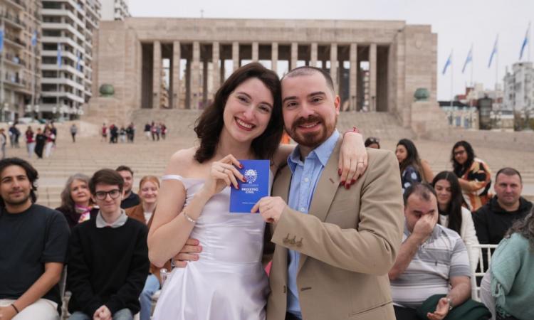 Histórico: once parejas se casaron al pie del Monumento a la Bandera