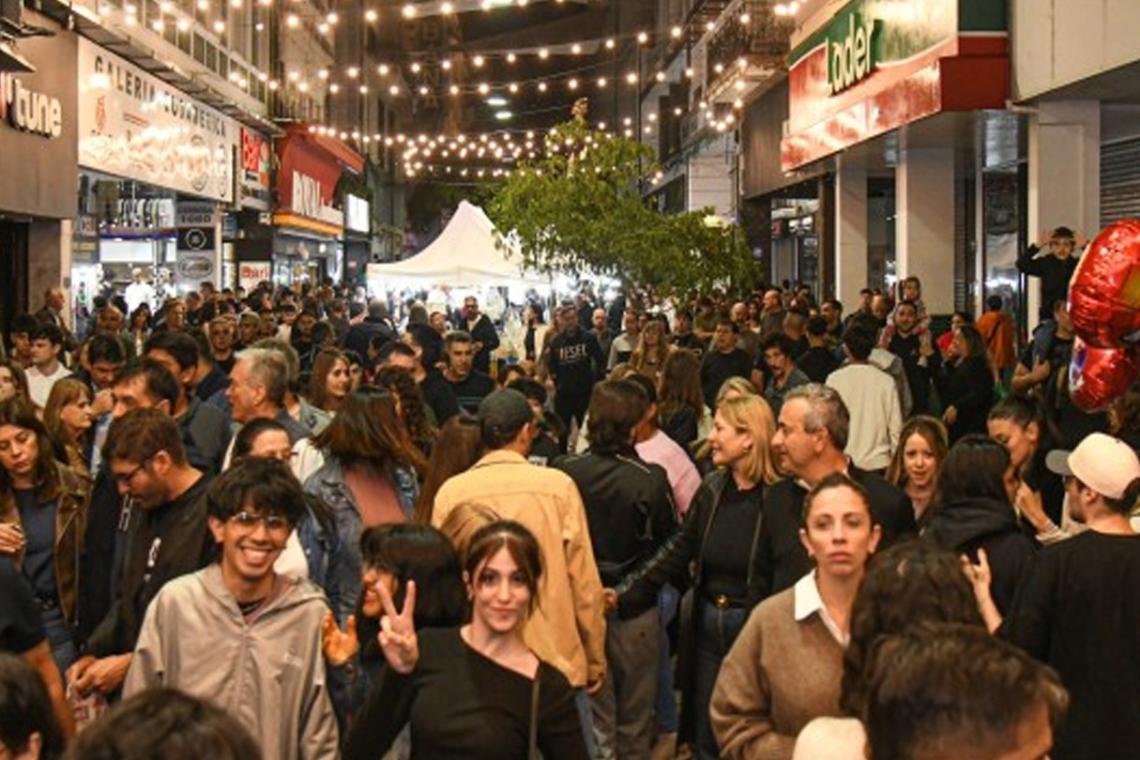 Rosario vive este sábado una nueva Noche de Peatonales con música, ferias y comercios abiertos