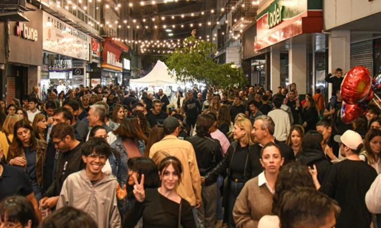 Rosario vive este sábado una nueva Noche de Peatonales con música, ferias y comercios abiertos