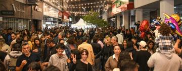 Rosario vive este sábado una nueva Noche de Peatonales con música, ferias y comercios abiertos
