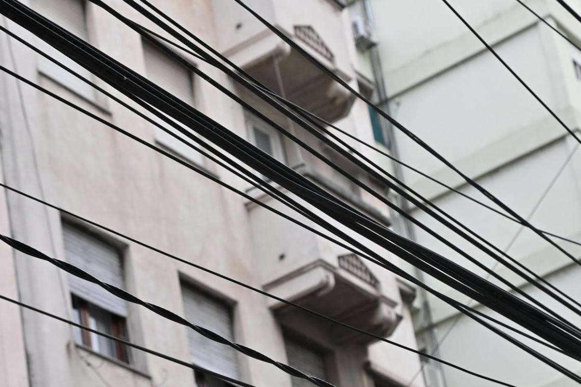 Rosario avanza con el retiro de cables en desuso para mejorar la seguridad y el paisaje urbano