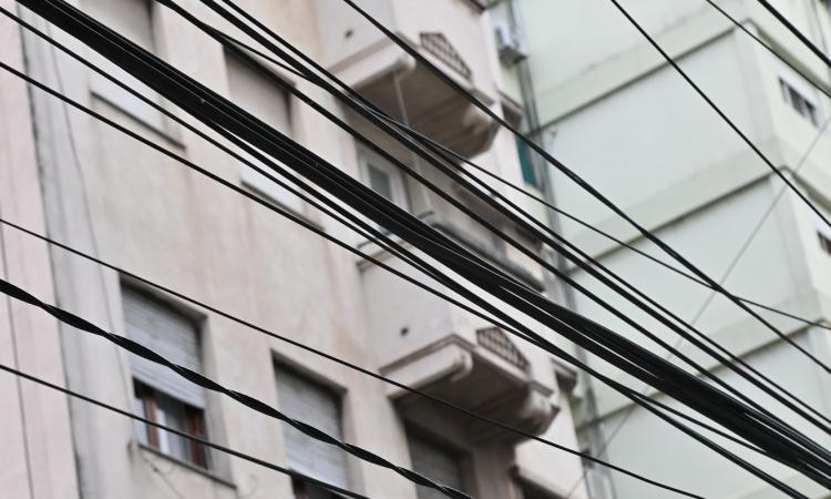 Rosario avanza con el retiro de cables en desuso para mejorar la seguridad y el paisaje urbano