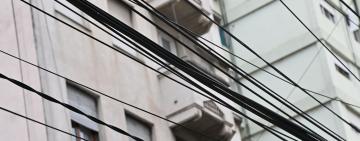Rosario avanza con el retiro de cables en desuso para mejorar la seguridad y el paisaje urbano